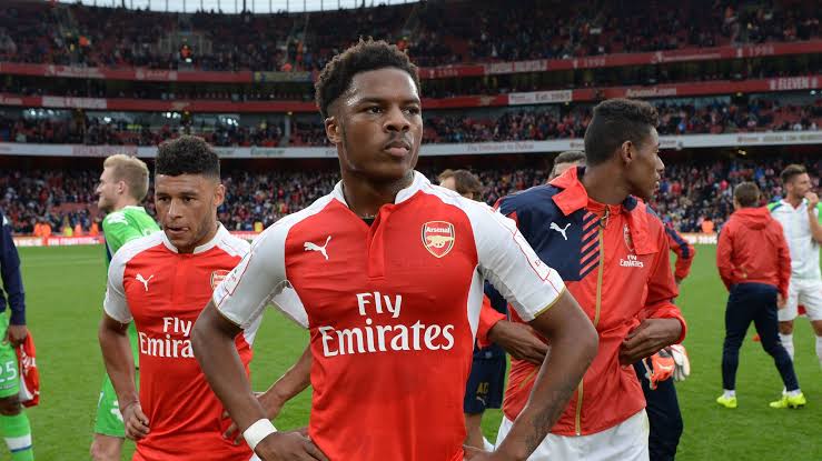 Chuba Akpom advising young players in an Arsenal wear 